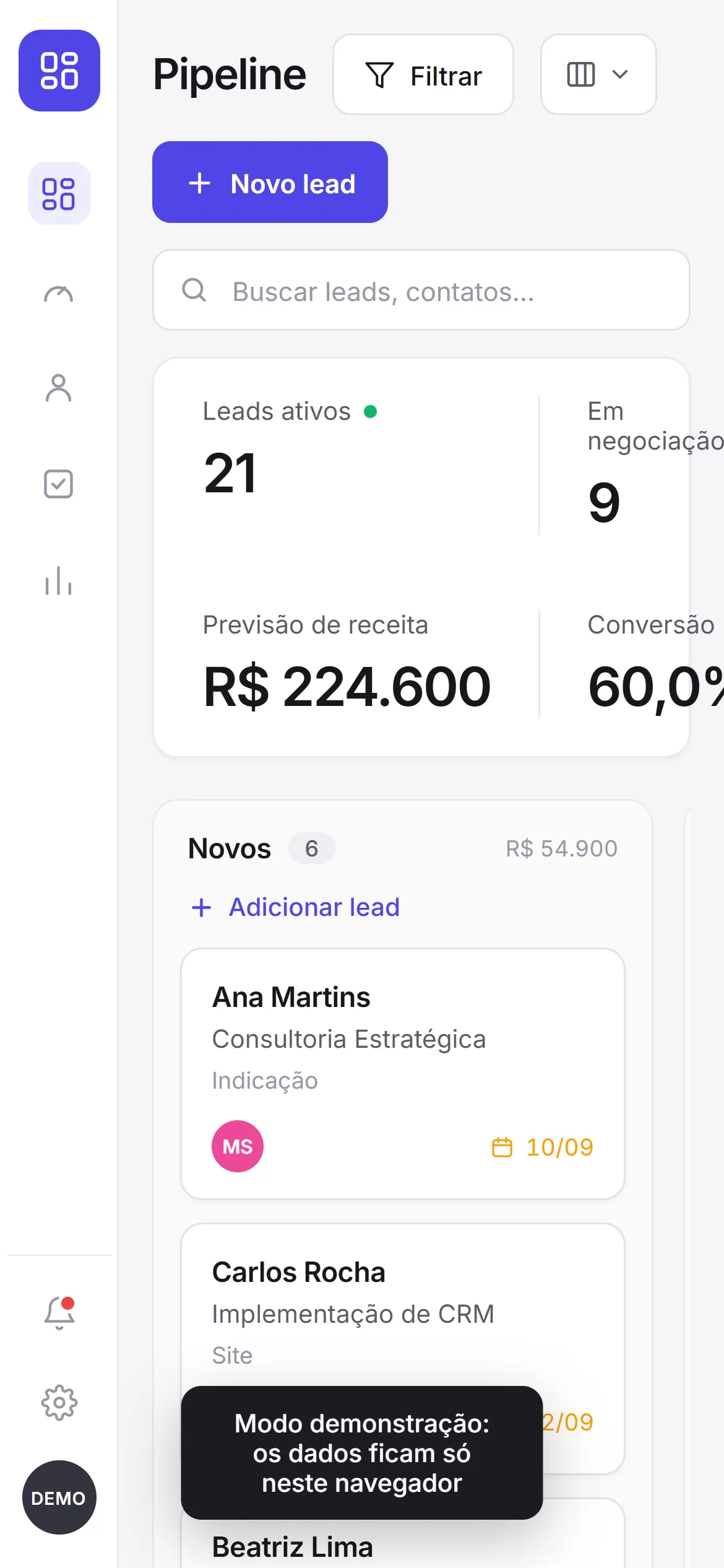 CRM aberto no celular com lista de clientes